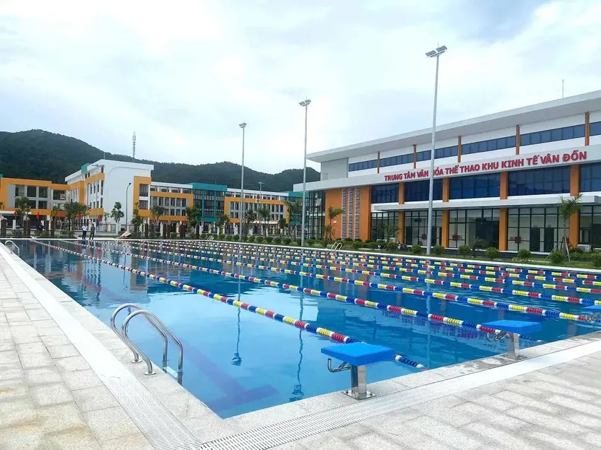 Bể bơi lớn có phao phân làn riêng biệt