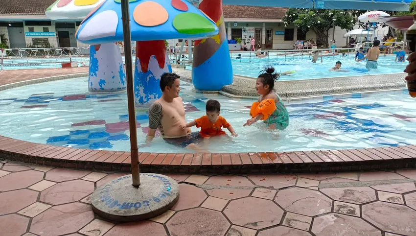 Bể bơi nhỏ thiết kế như công viên nước thu nhỏ