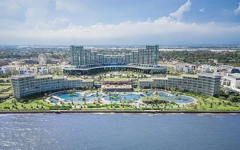 Góc nhìn từ trên cao của bể bơi nước mặn FLC Sầm Sơn