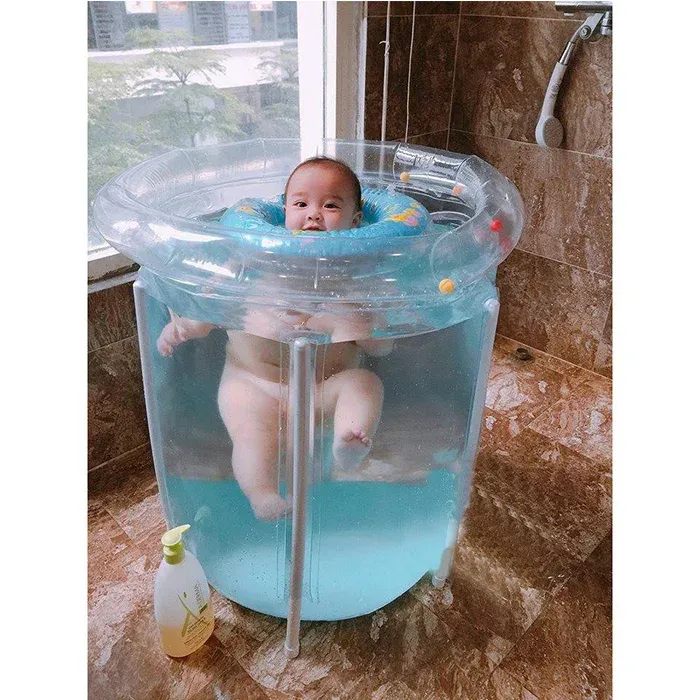 Bé vui chơi trong bể bơi Doctor Dolphin với phao đỡ cổ