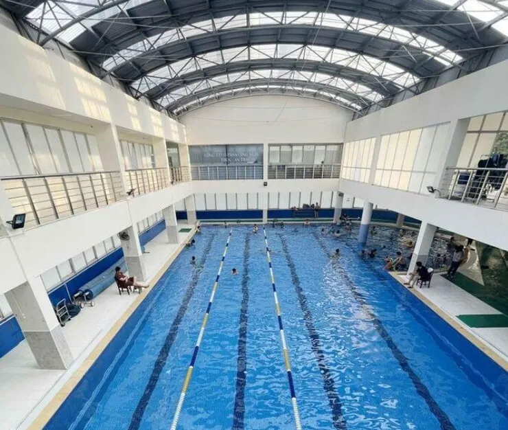 Bể bơi được chia khu riêng biệt cho người lớn và trẻ em