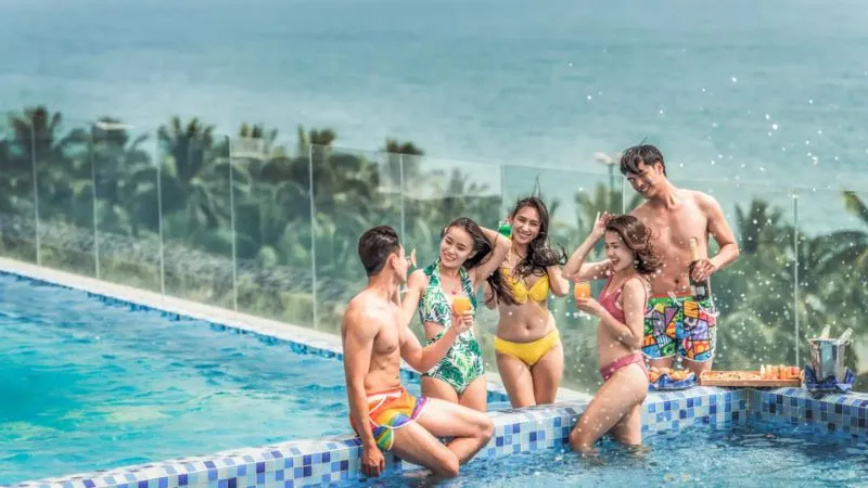 Bể bơi vô cực Vinpearl Beachfront nhìn ra vịnh Nha Trang