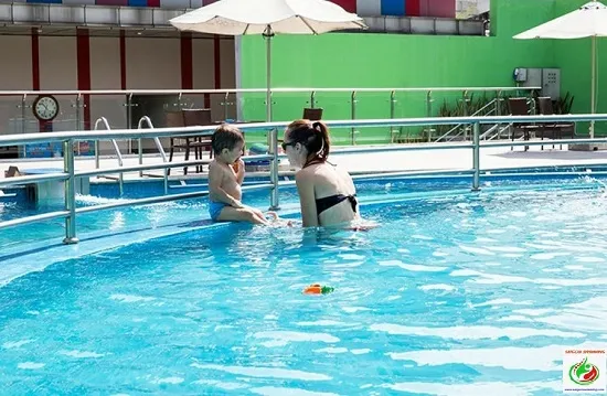 Bé đi bơi cùng gia đình tại hồ bơi Pandora