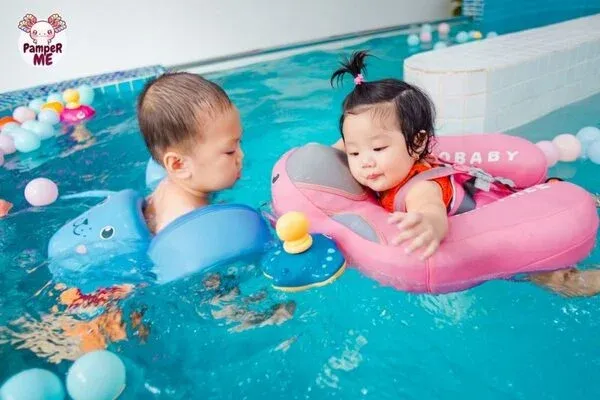 Bé tham gia bơi thủy liệu với phao chuyên dụng