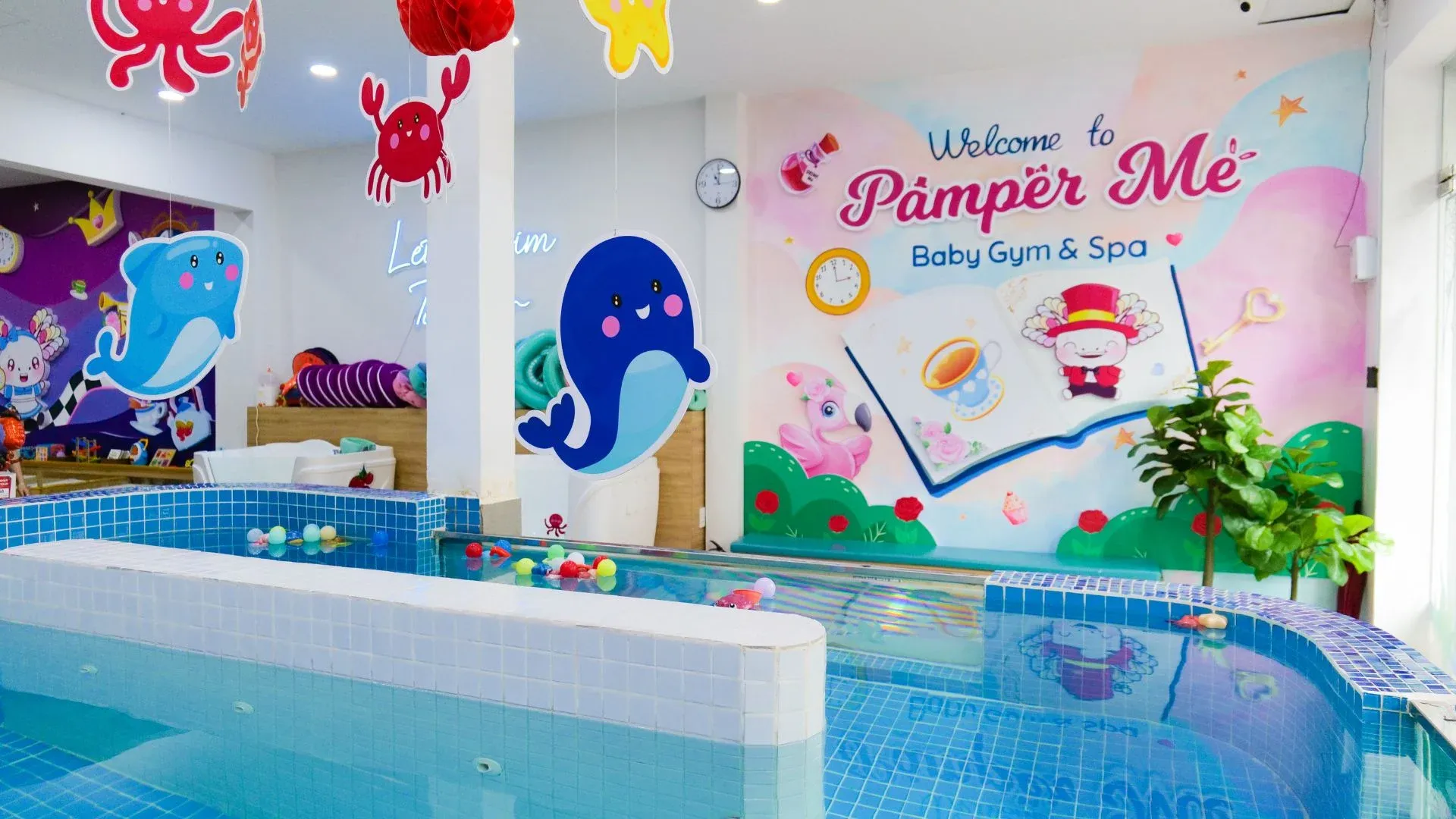 Trẻ vận động tự do trong hồ bơi thủy liệu