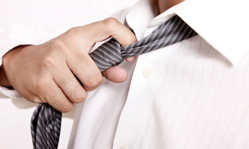 Nới lỏng quần áo vùng cổ để người bệnh thở dễ dàng