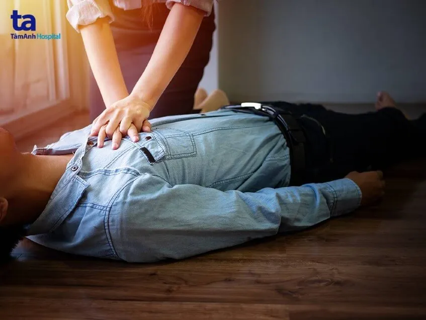 Cách sơ cứu người bị đột quỵ