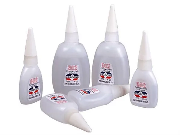 Keo 502 dính vào quần áo cần xử lý ngay để tránh thấm sâu vào sợi vải