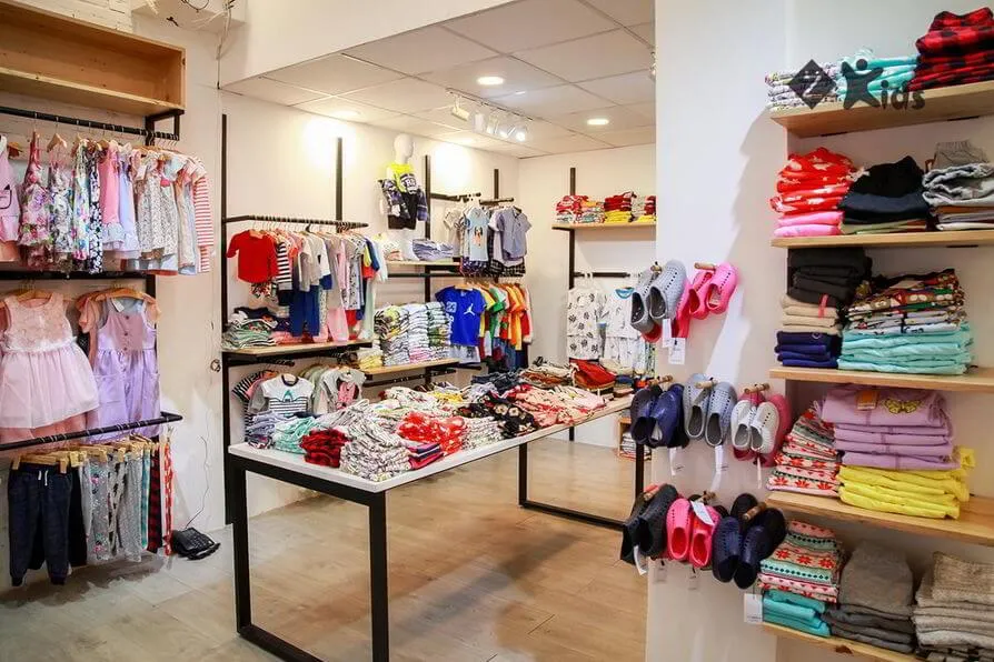 cách trang trí shop quần áo trẻ em đơn giản