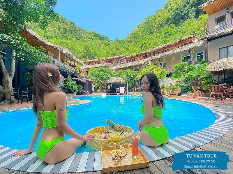 Catba Oasis Bungalows với thiết kế mái cỏ độc đáo và bể bơi