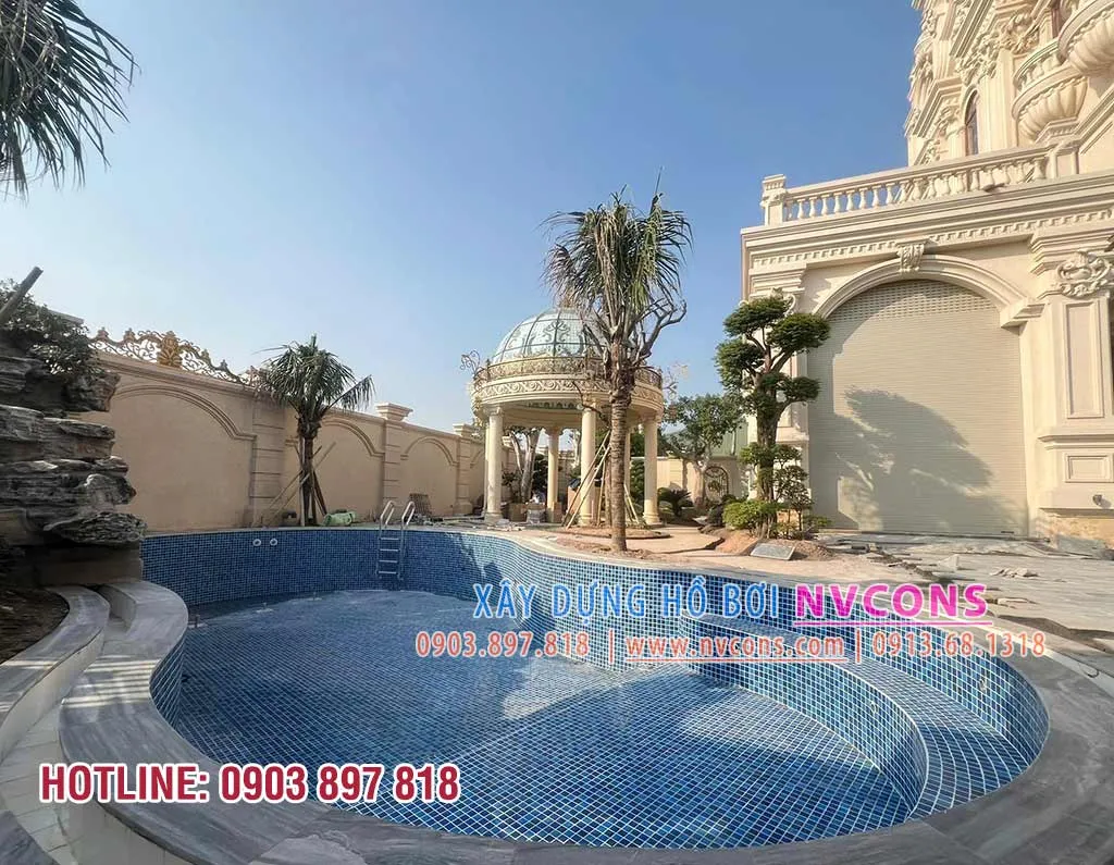 Chi phí xây dựng hồ bơi gia đình sử dụng gạch mosaic gốm cao cấp sang trọng