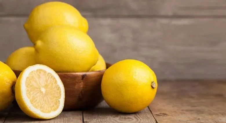 Chanh tươi giúp tẩy vết ố vàng trên áo màu nhạt hiệu quả