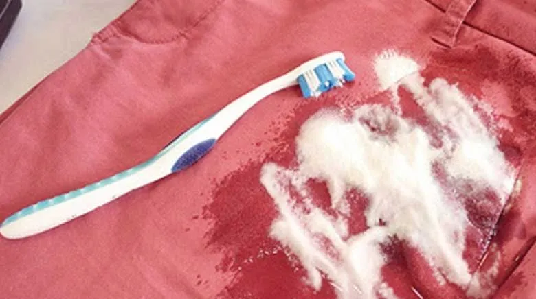 Baking soda tẩy vết bẩn cứng đầu mà không gây hại cho màu vải