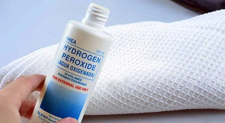 Oxy già 3% giúp tẩy vết ố vàng lâu năm trên áo màu nhạt