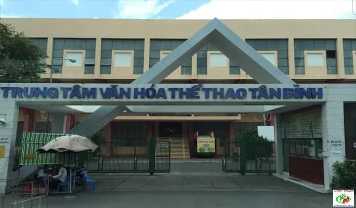 Cổng chính hồ bơi Triển Lãm Tân Bình với biển chỉ dẫn rõ ràng