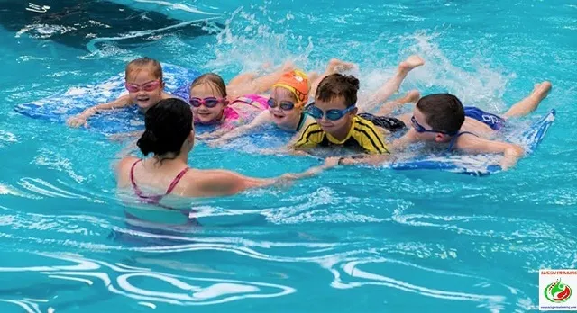 Trẻ em học bơi tại hồ bơi Làng Hoa Gò Vấp