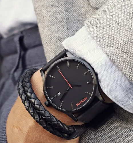 Đồng hồ mặt sáng với áo tối màu