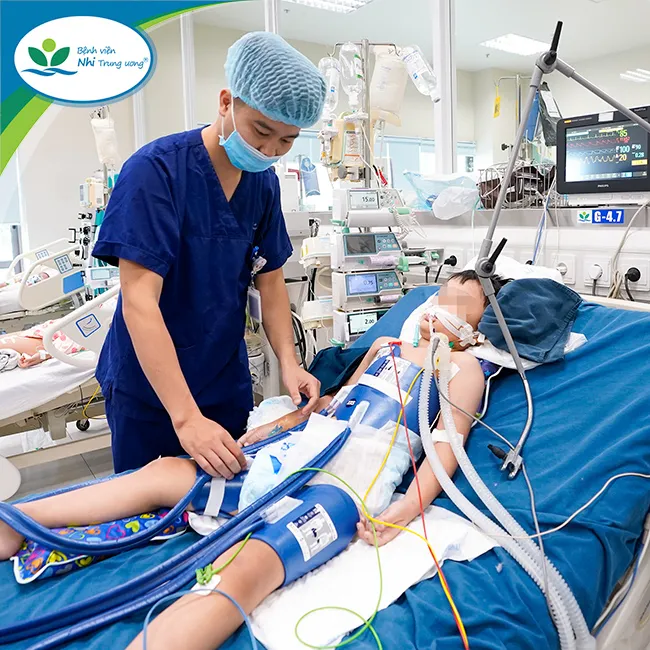 Trẻ 6 tuổi bị đuối nước đang được điều trị tích cực tại Bệnh viện Nhi Trung ương do sơ cứu ban đầu chưa đúng kỹ thuật
