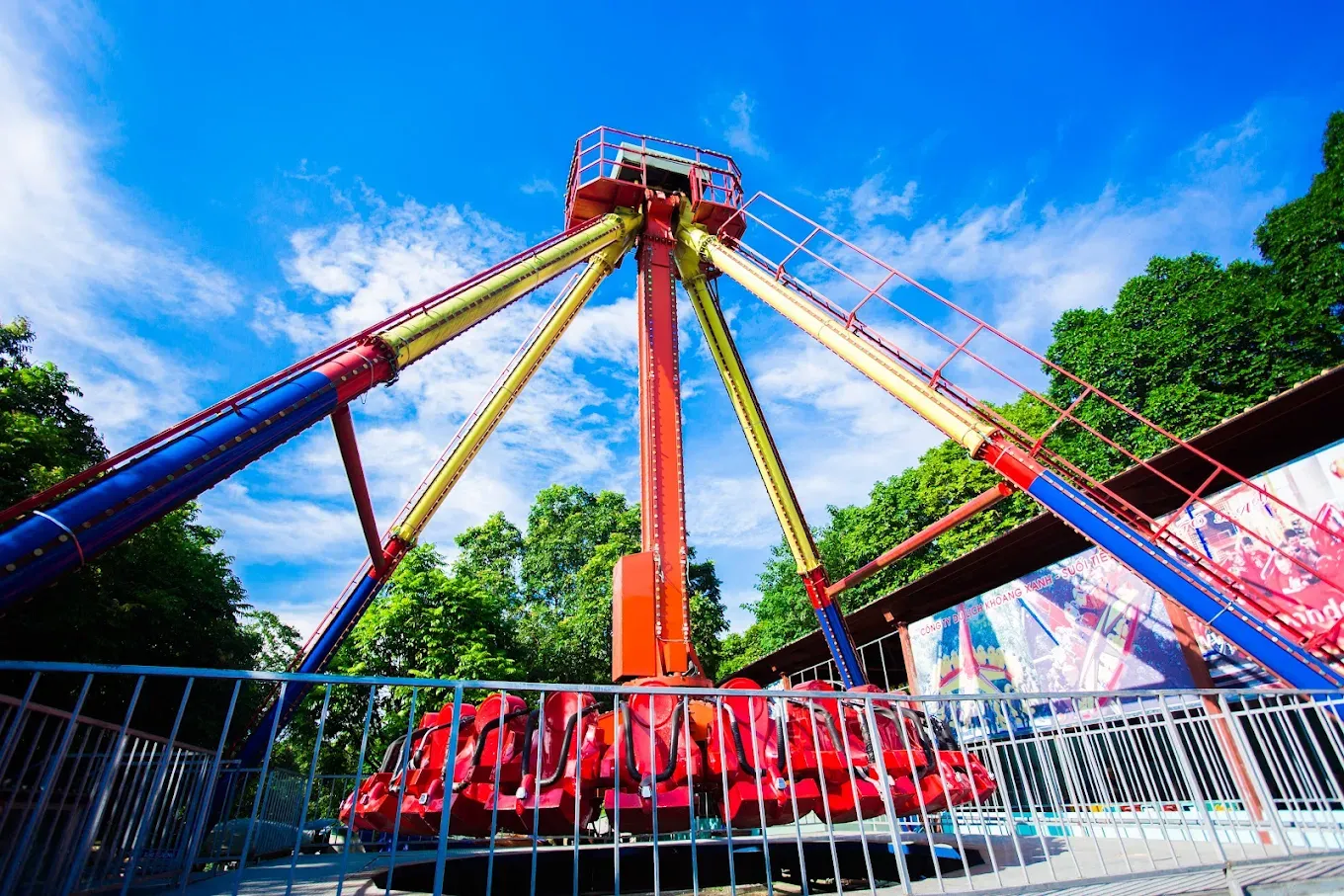 Khu vực bán vé và cổng vào Khoang Xanh Suối Tiên