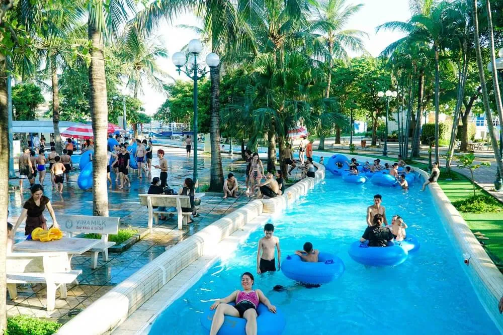 Sông lưới đông nghẹt người tại công viên