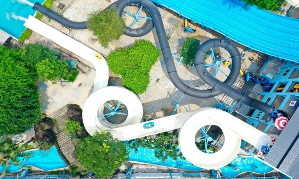 Đường trượt cao tốc tại công viên nước