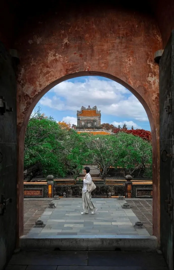 Du khách tham quan Đại Nội Huế