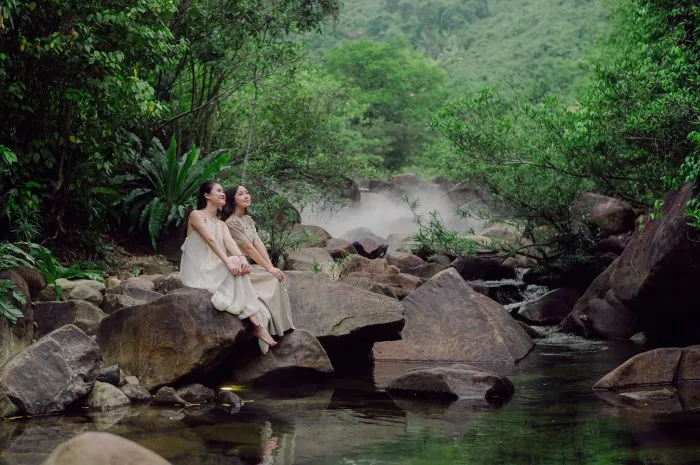 Vườn Quốc gia Bạch Mã với thác Đỗ Quyên nổi tiếng