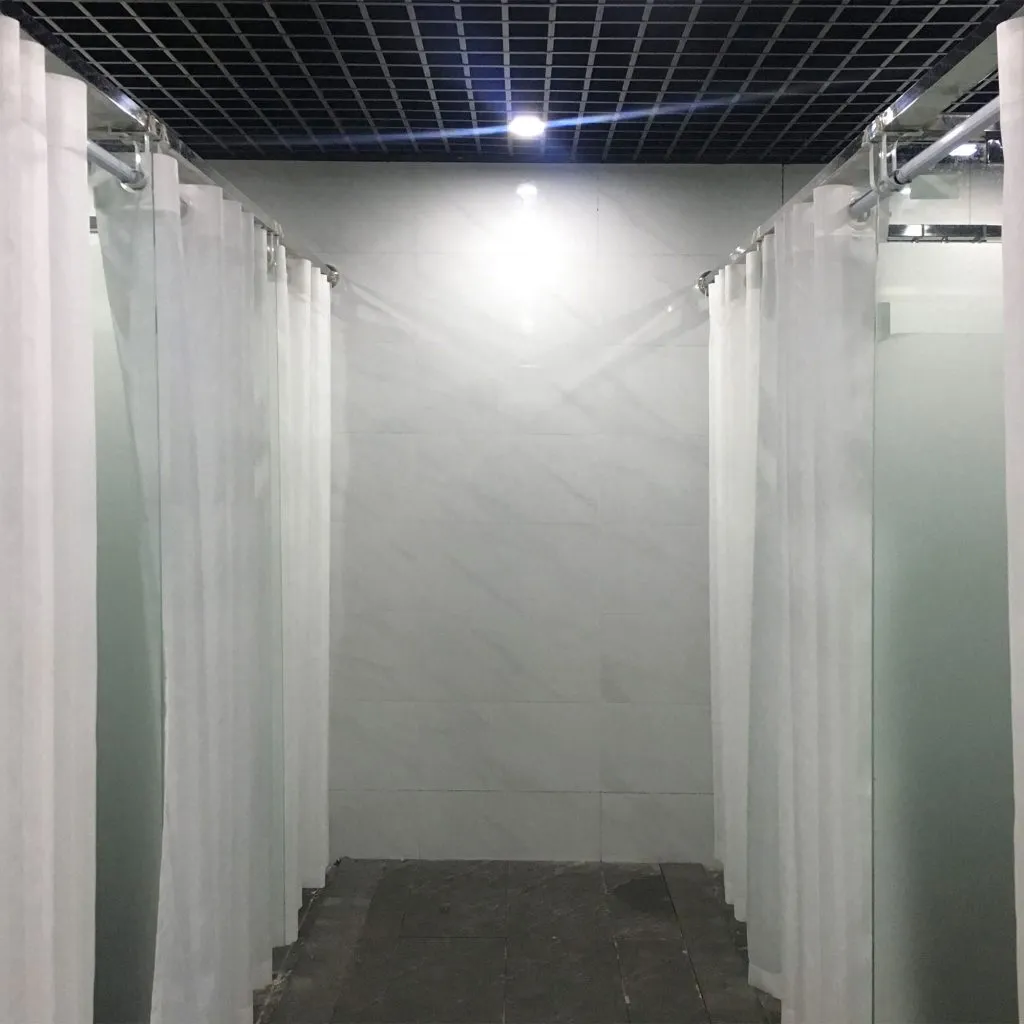 Khu tắm rửa rộng rãi nhưng không có sữa tắm dầu gội miễn phí