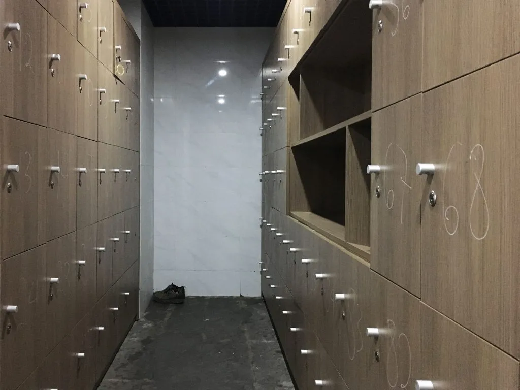 Tủ đồ còn mới nhưng không gian hơi chật