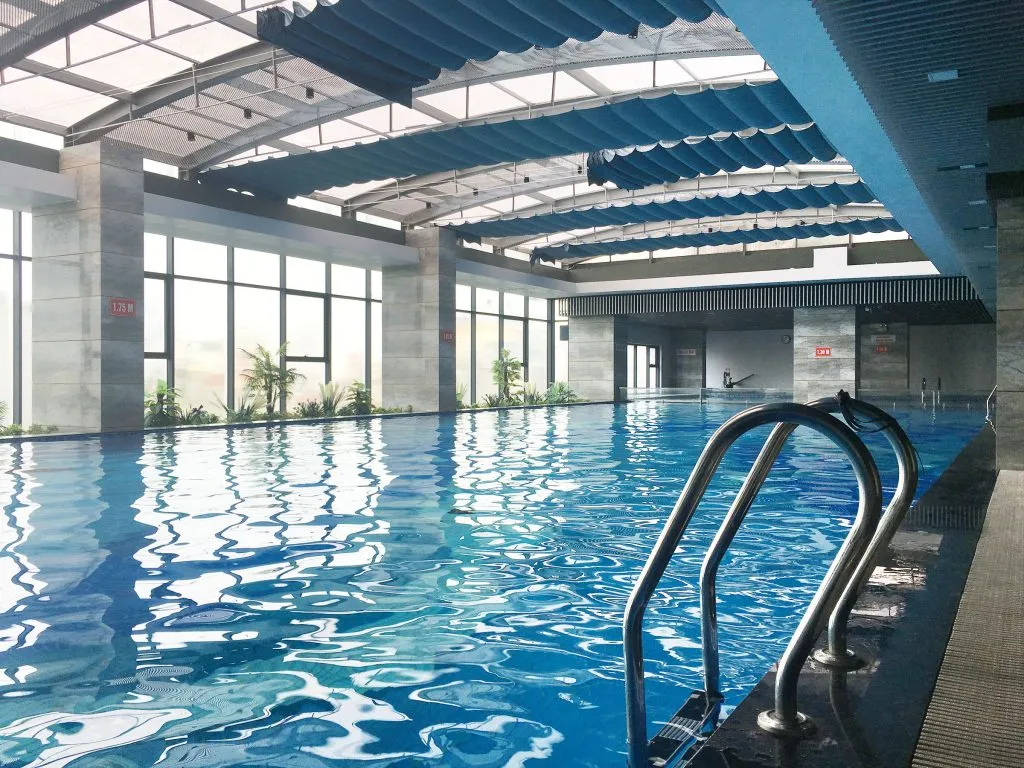 Bể bơi chính dài 25m với mái xuyên sáng tự nhiên tại Green Swimming 349 Vũ Tông Phan