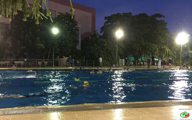 Hồ bơi Triển Lãm vào buổi tối với hệ thống đèn chiếu sáng đầy đủ