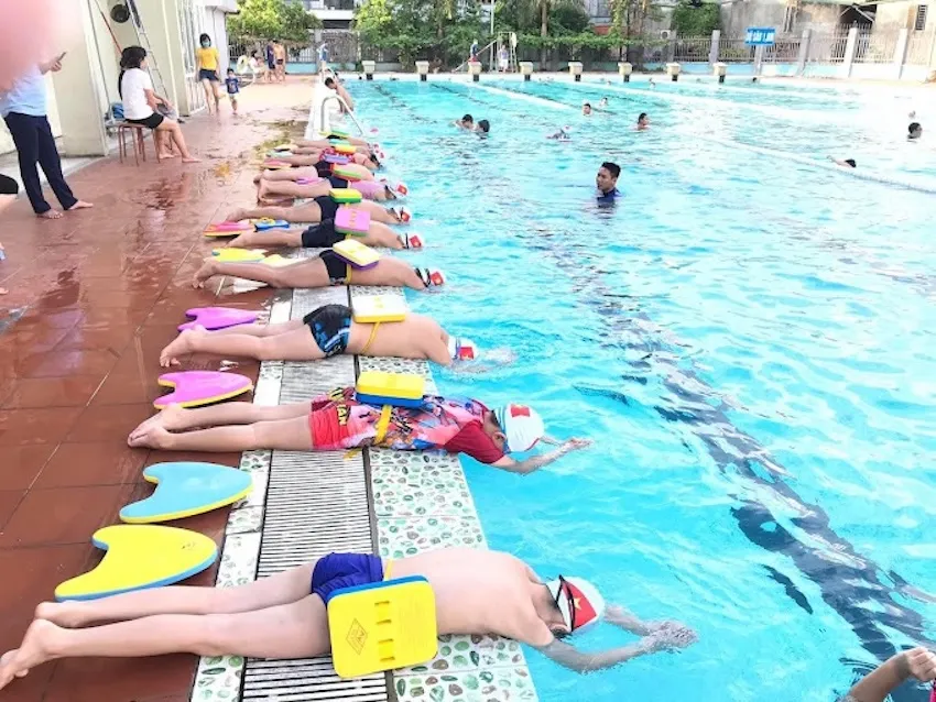 Bể bơi Kiến Hưng là điểm đến quen thuộc của những người đam mê bơi lội