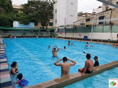 Lớp học bơi tại hồ bơi Lý Thành Tông