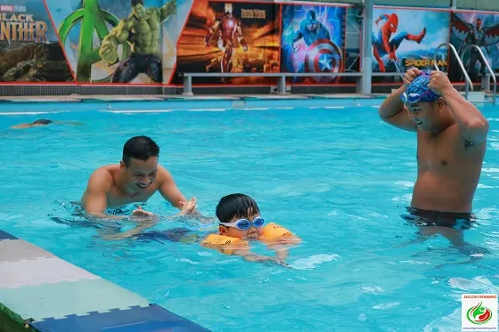 Giáo viên hướng dẫn học bơi tại hồ bơi Lý Thành Tông