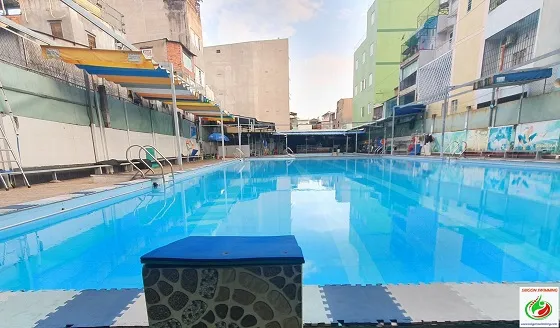 Không gian hồ bơi Lý Thành Tông với mái che thoáng mát