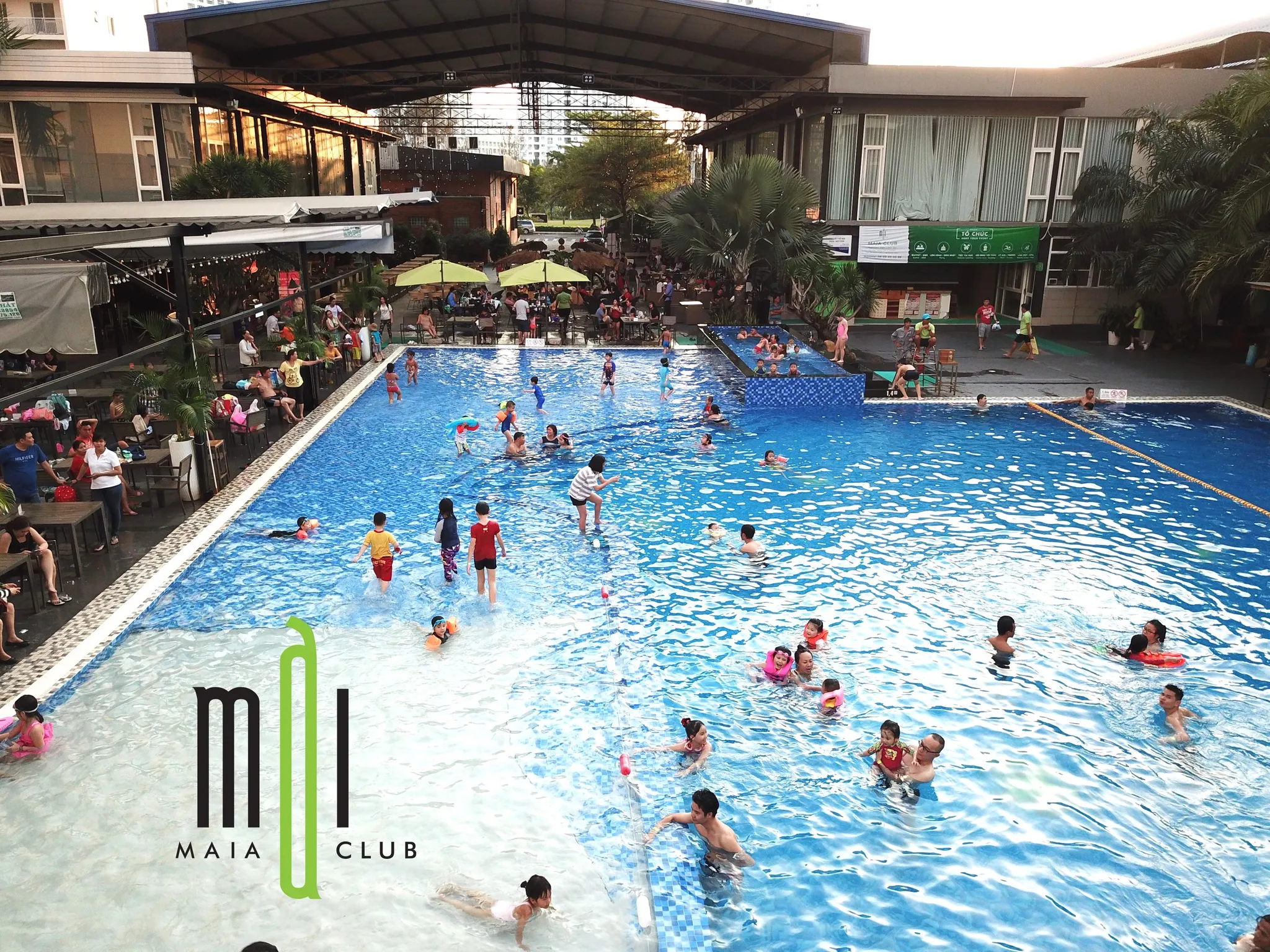 Hồ bơi đáy cát Maia với cát trắng Nha Trang và nước mặn tự nhiên, chia thành các khu vực độ sâu 1,3-1,6m, mở cửa 6h-20h hàng ngày với đội ngũ cứu hộ chuyên nghiệp