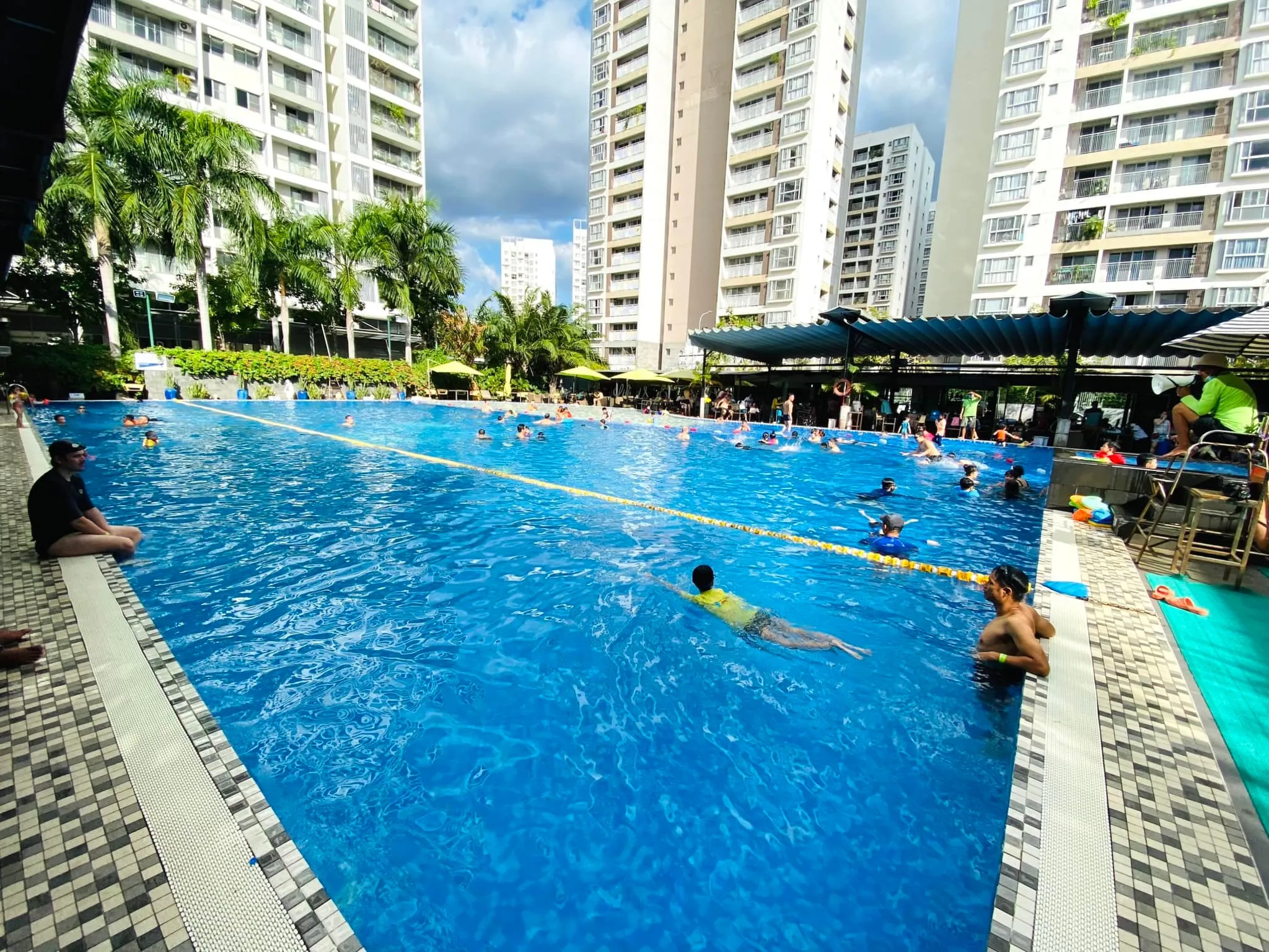 Khu vực tiện ích tại Maia Club với sân tennis và không gian giải trí đa dạng