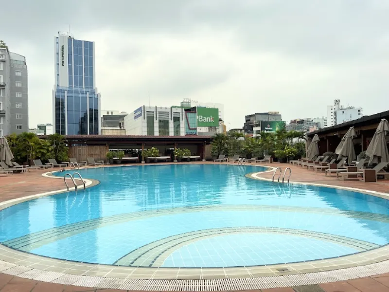 Hồ bơi khách sạn New World Saigon