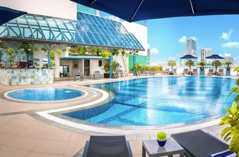 Hồ bơi khách sạn Sofitel Plaza
