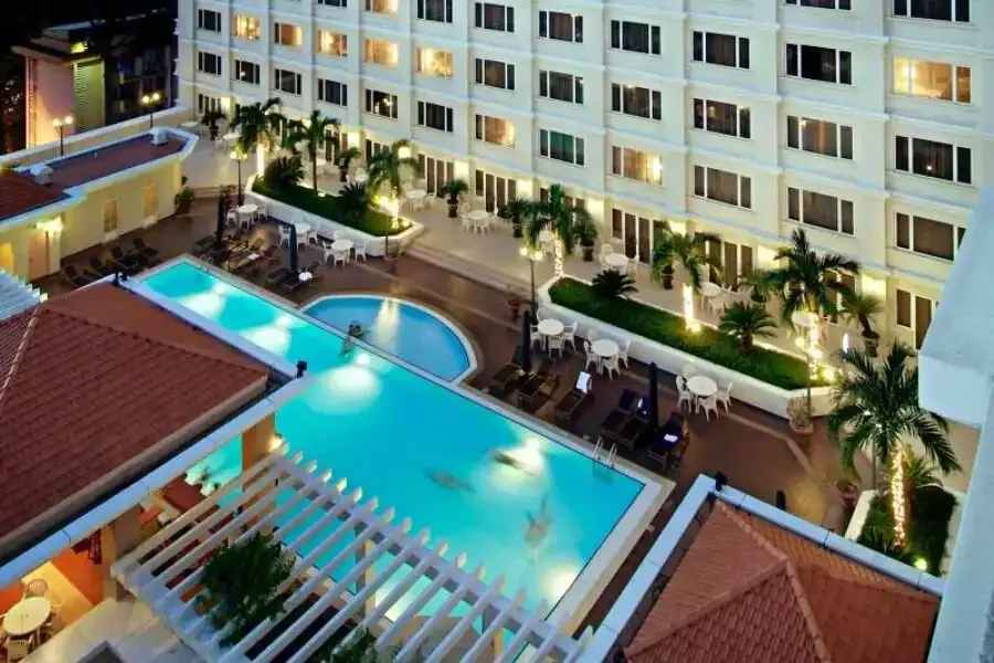 Hồ bơi Equatorial