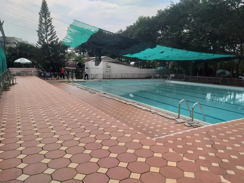 Hồ bơi Vân Đồn 2 có lưới rằng ở phía trên