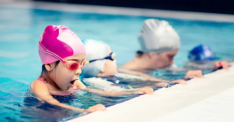 Bể bơi 33C Phạm Ngũ Lão - Khuôn viên xanh mát