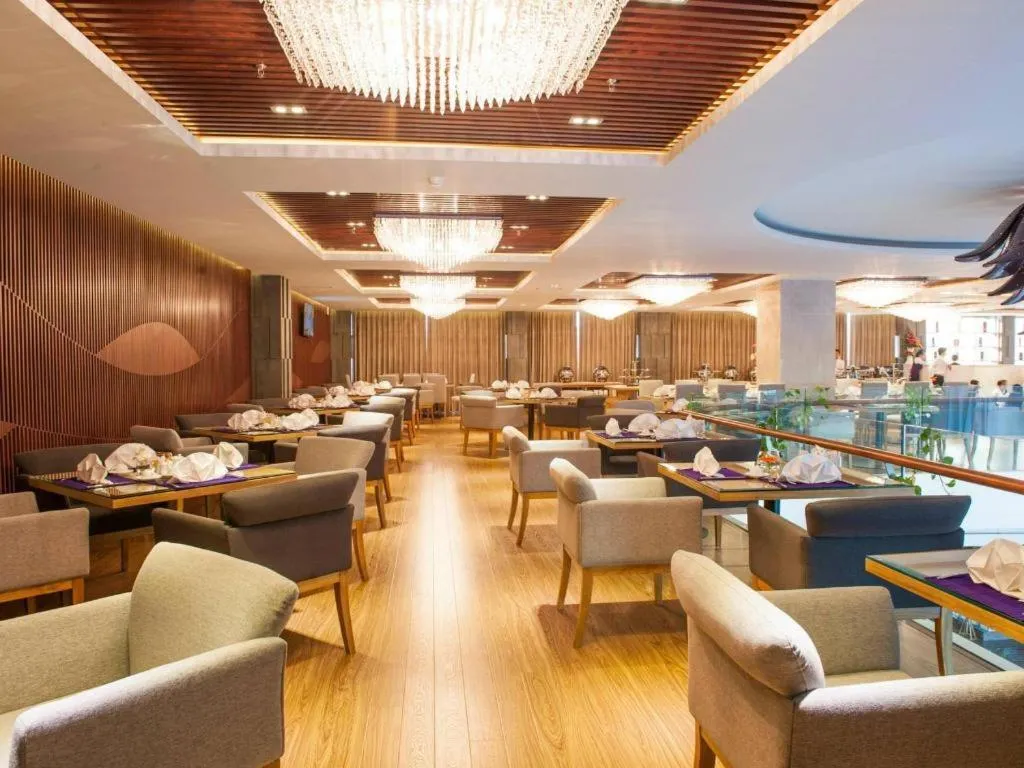 Hồ bơi và khu vực thư giãn tại Iris Cần Thơ