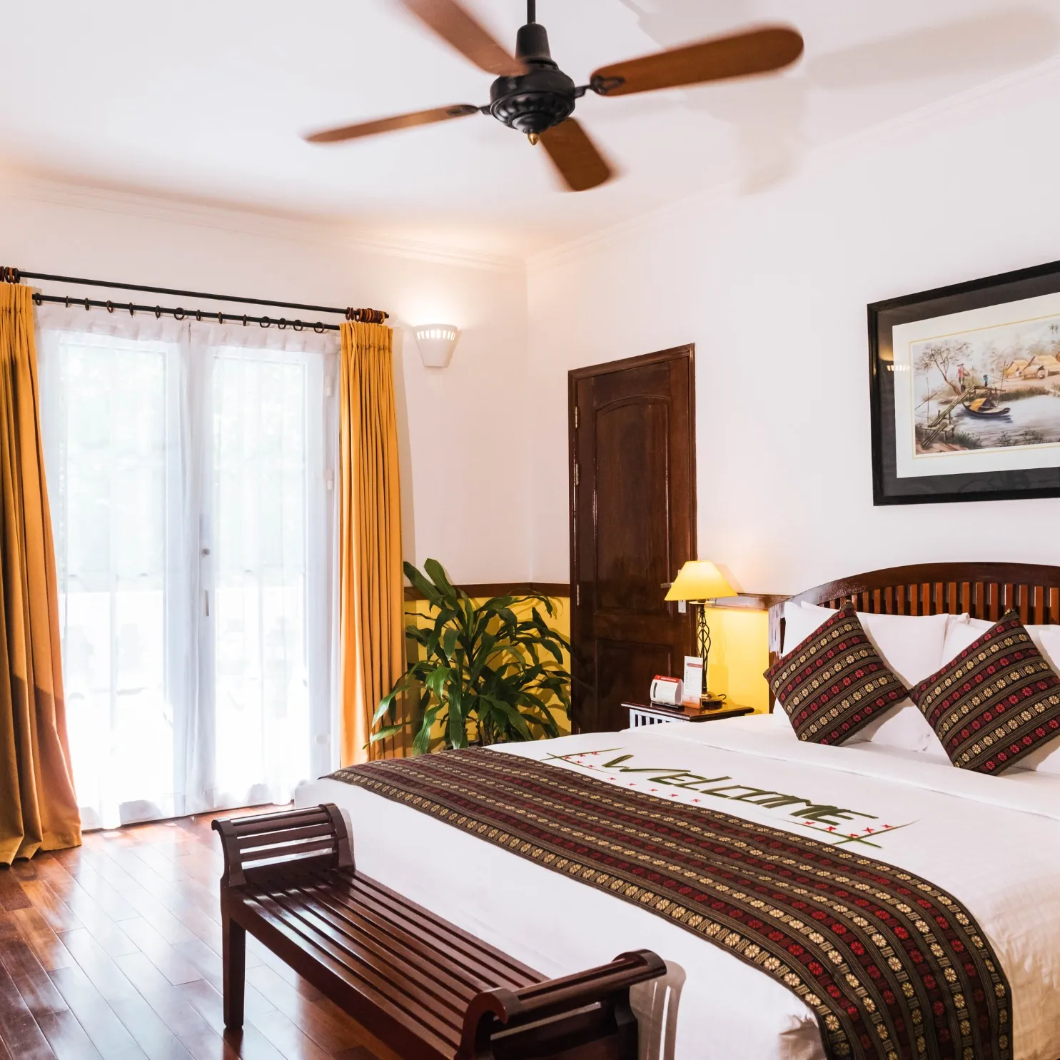 Phòng nghỉ với nội thất gỗ tự nhiên tại Victoria Cần Thơ