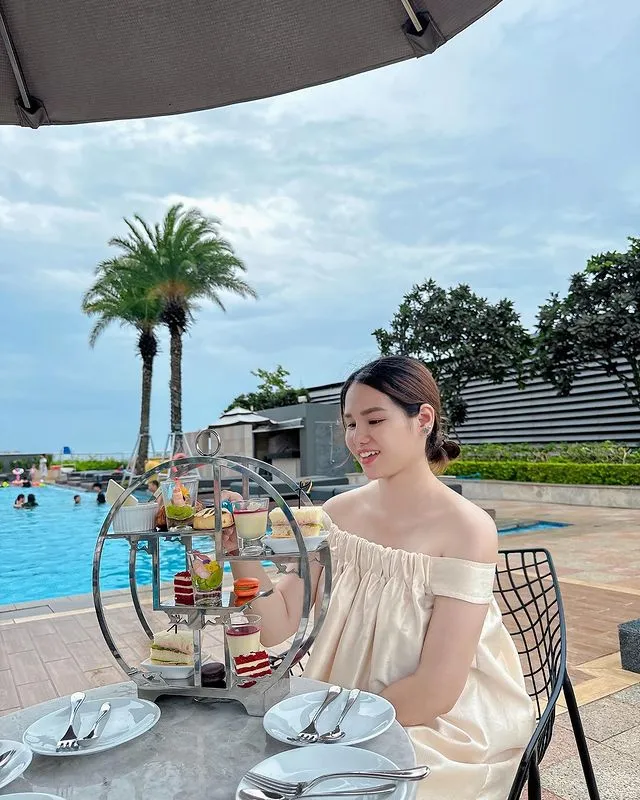 Hồ bơi ngoài trời tại Sheraton Cần Thơ với tầm nhìn thành phố