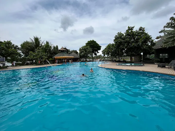 Hồ bơi tầng cao tại Mường Thanh Luxury Cần Thơ