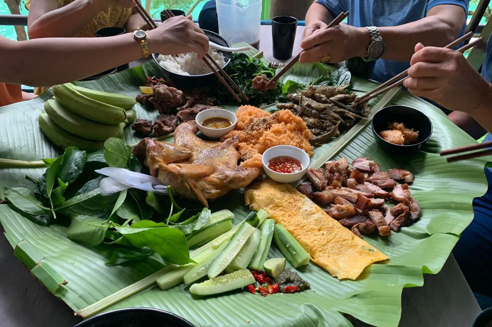 Khu du lịch Suối Nước Mọc còn phục vụ nhiều món ăn đặc sản hấp dẫn khác