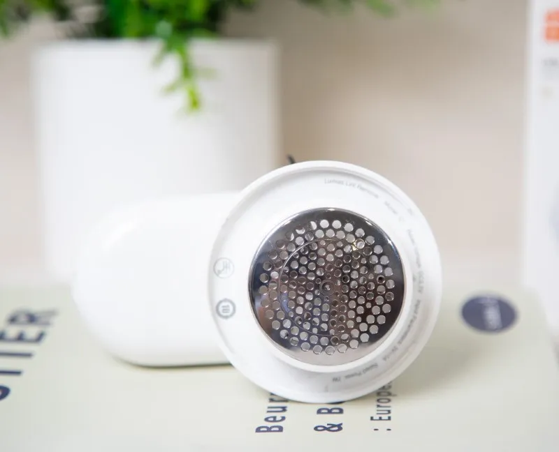 Hình ảnh thực tế máy cắt xù lông quần áo đang hoạt động