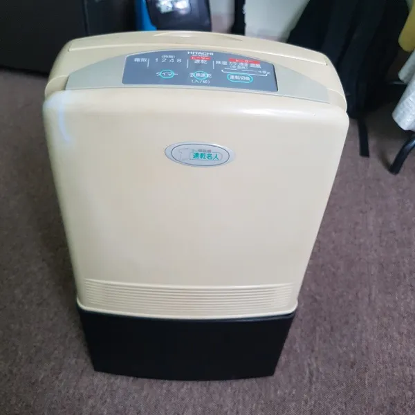 Máy hút ẩm HITACHI RD-5630K - Mặt trước với bảng điều khiển và đèn LED báo trạng thái