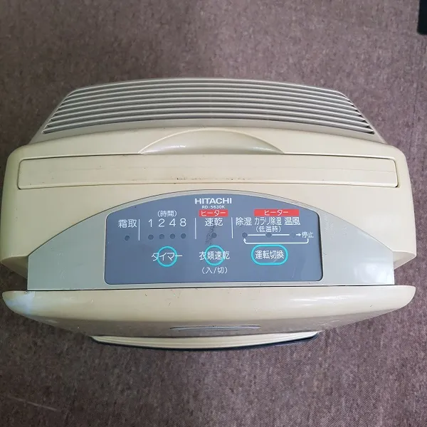 Máy hút ẩm HITACHI RD-5630K - Khay chứa nước có thiết kế chống tràn và tay cầm tiện lợi